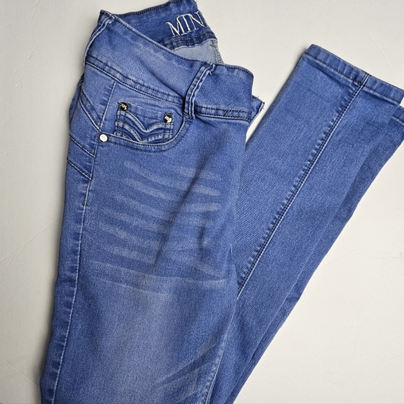 Minerva Jeans (7) - Picture 3 of 7